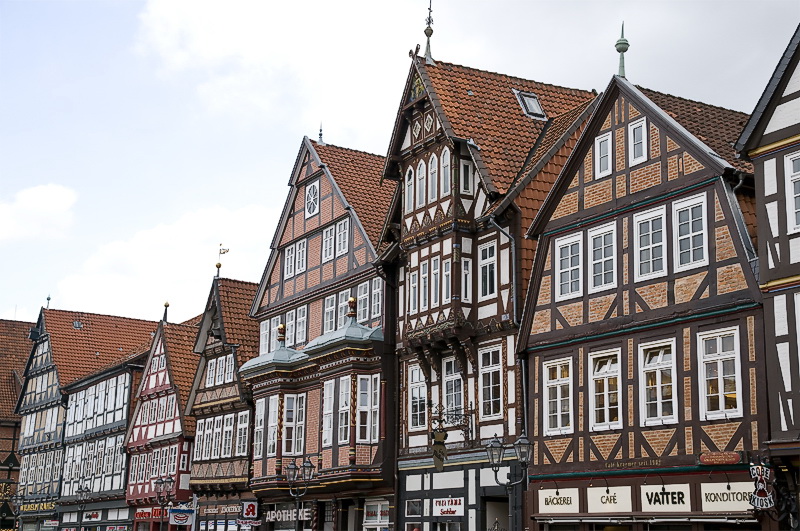 Haus D35_6221 als Smart-Objekt-1 Kopie.jpg - Am nächsten Morgen sind wir dann wieder in Richtung Heimat gefahren. Fazit nach 12 Tagen :  Es ist sehr interessant nach Lust und Laune mit der fahrenden Eigentumswohnung von Ort zu Ort zu fahren, aber auch sehr gewöhnungsbedürftig sich auf engem Raum zurecht zu finden. Unser Bernersennen Hund Anton ( 47 Kilo ) lag im Wohnmobil permanent im Weg . Das wird aber bei der nächten Tour  In die Toskana  bestimmt besser werden da wir uns dann in wärmeren Gefilden  auch überwiegend draußen aufhalten können. Wir sind ja lernfähig und lassen uns  von nichts abbringen unser Abenteuer mit dem Wohnmobil weiter zu führen.